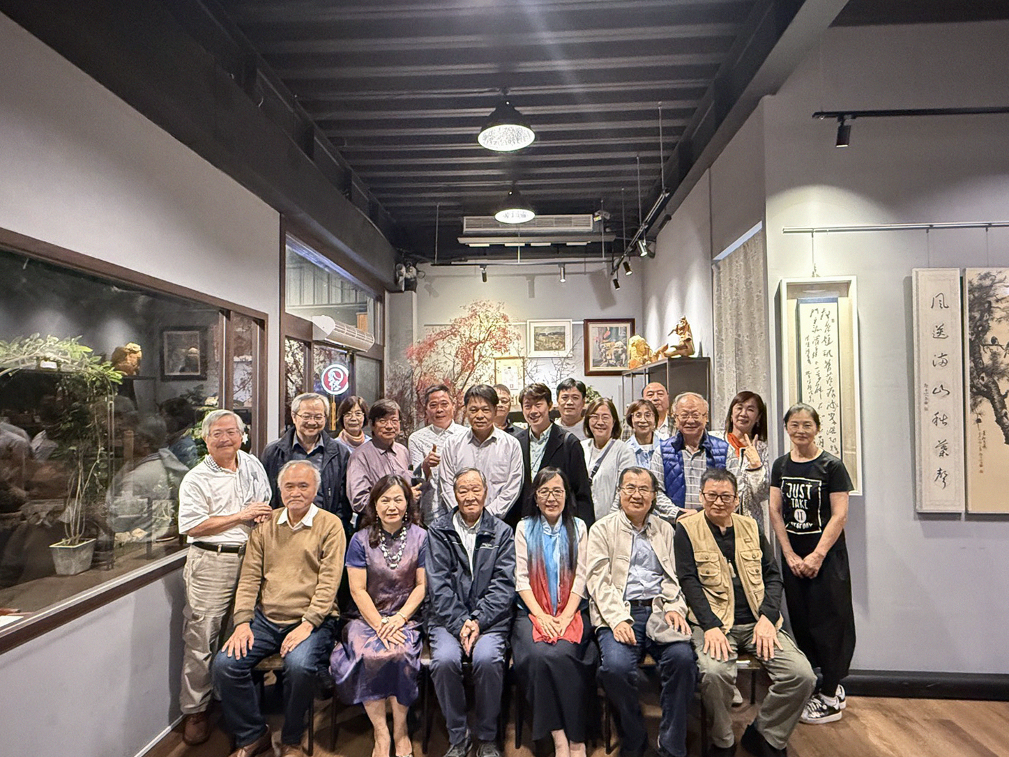 於秋意漸濃的十月，晴美方圓文化藝術基金會舉辦年度董事會餐會，邀集董事成員與多位藝術家齊聚一堂，在溫馨餐敘氛圍中展開創作交流。