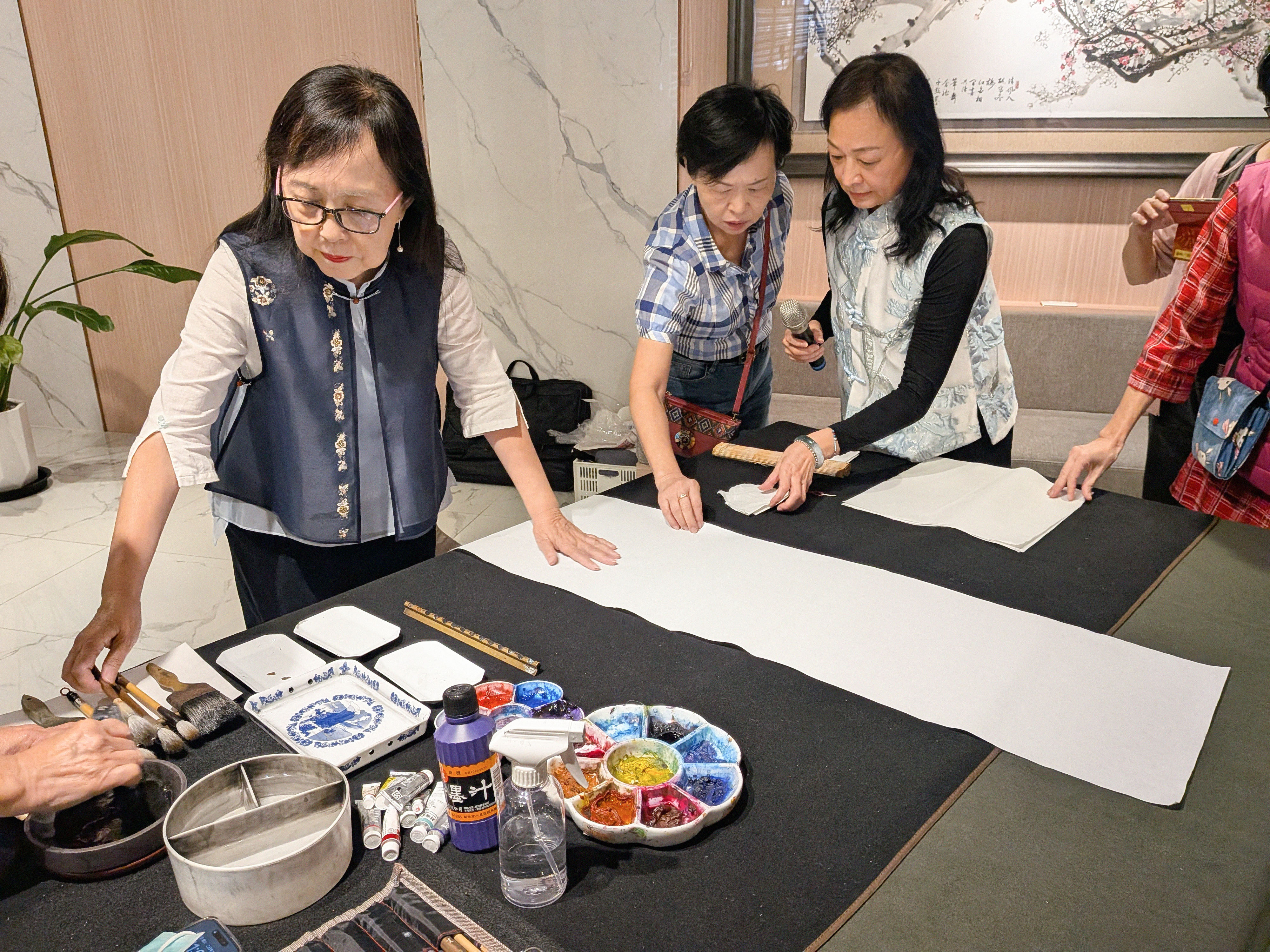 袁之靜老師 現場揮毫。