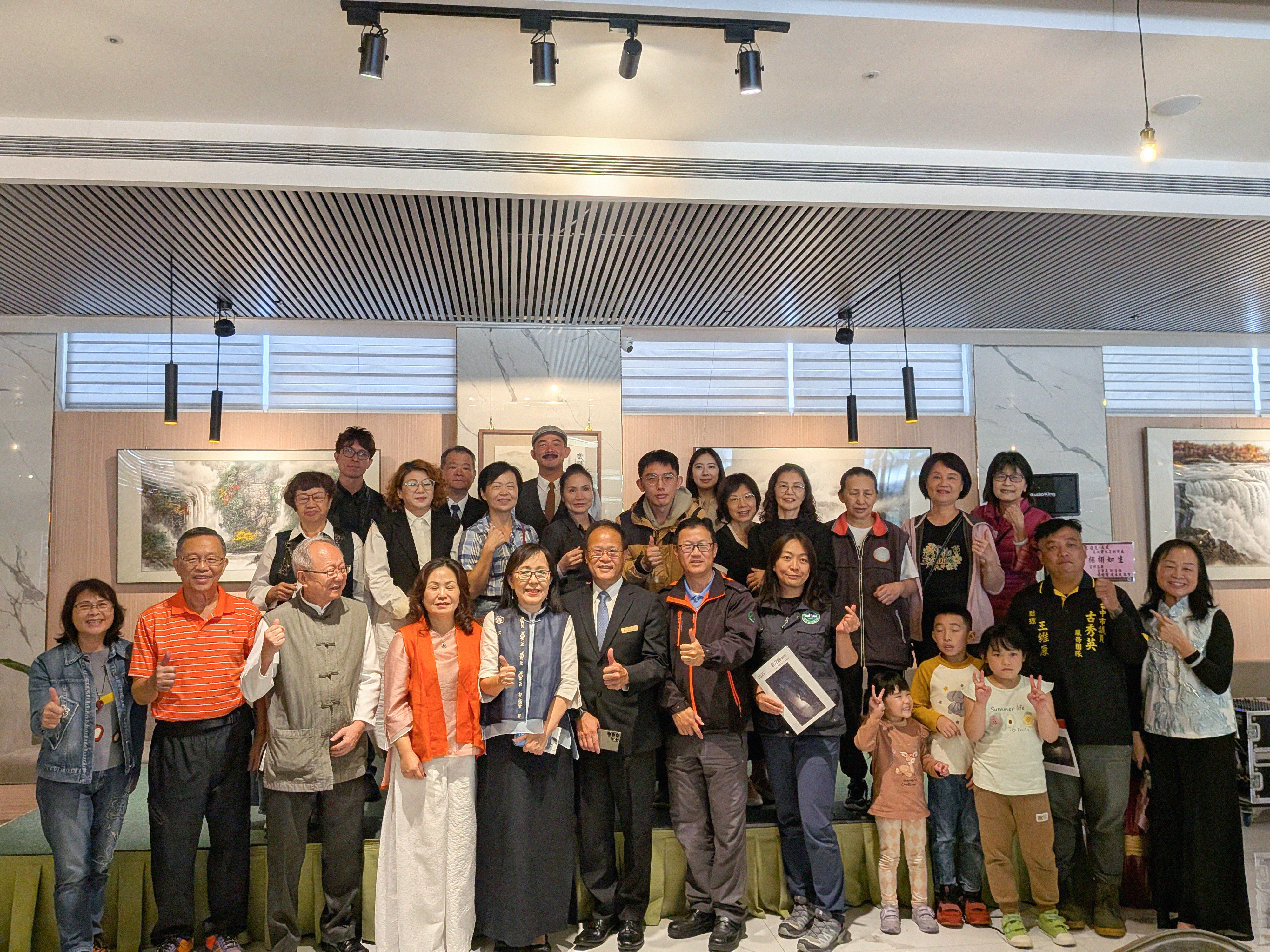 遇見•武陵 袁之靜水墨創作展 開幕典禮合照。