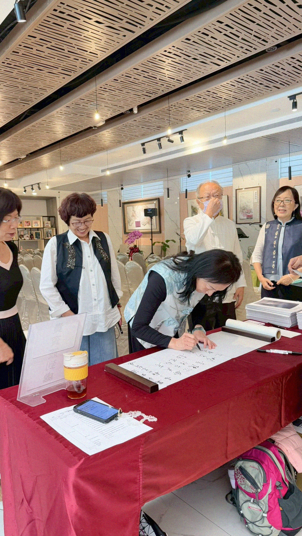 與會來賓簽到。
