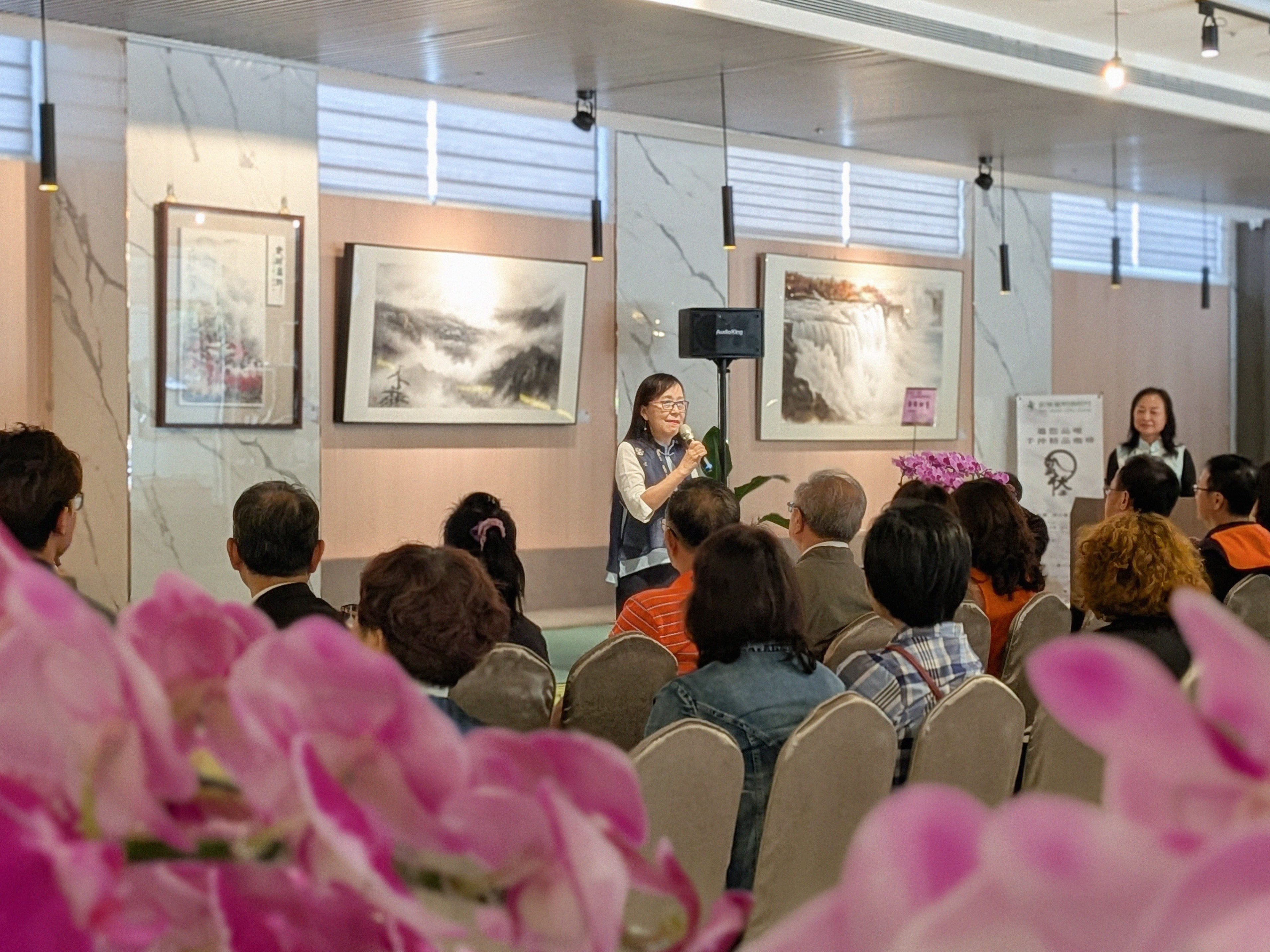 由 晴美方圓文化藝術基金會 攜手 武陵富野渡假村 共同策劃，「遇見・武陵」藝文列車首展正式啟程。此次合作促成超過 60 幅以上 書畫作品於高山場域完整呈現，讓藝術走出城市展館，進入自然懷抱，也為旅宿空間注入深層文化溫度。