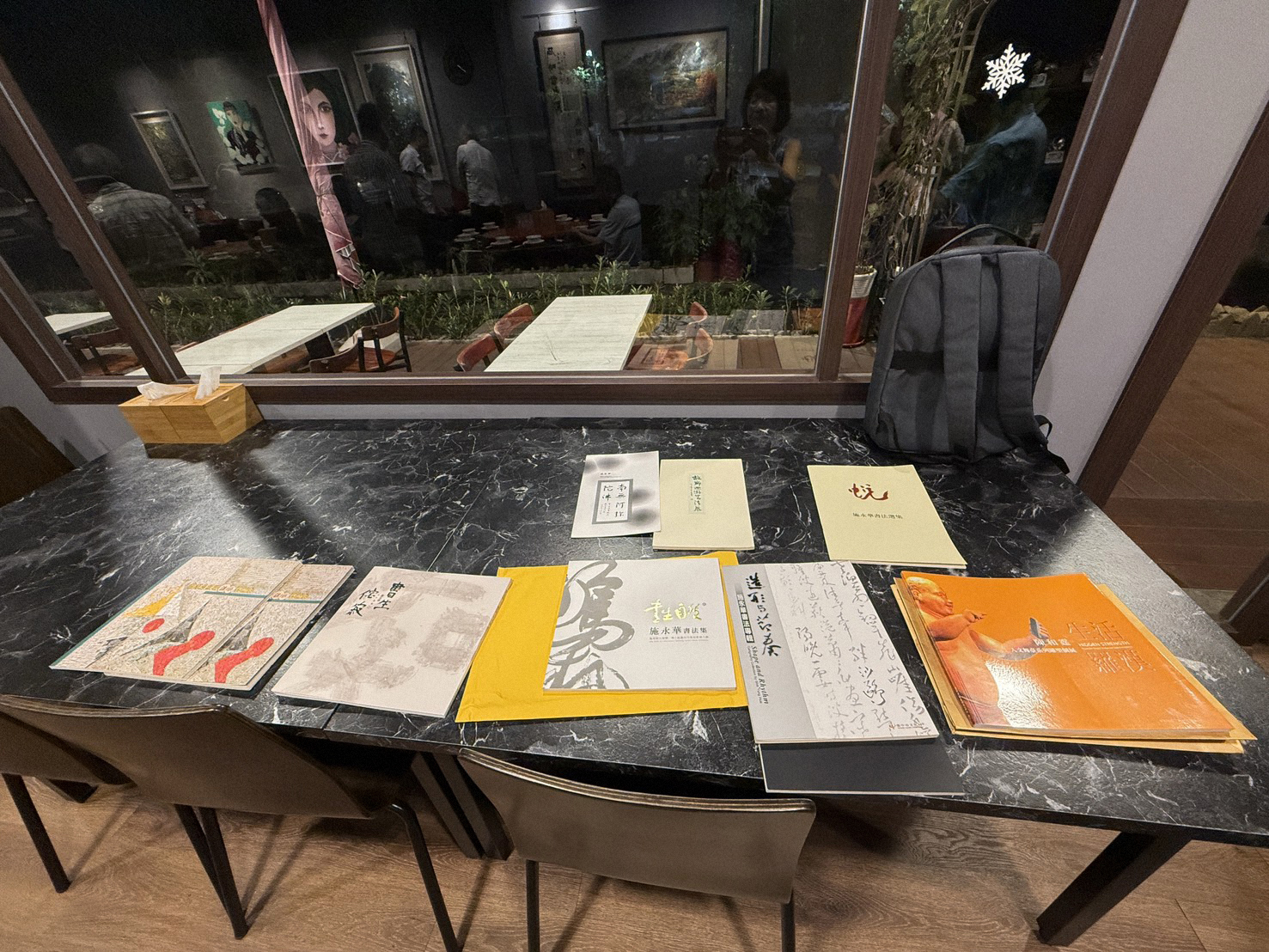 與會藝術家畫冊，提供來賓翻閱。